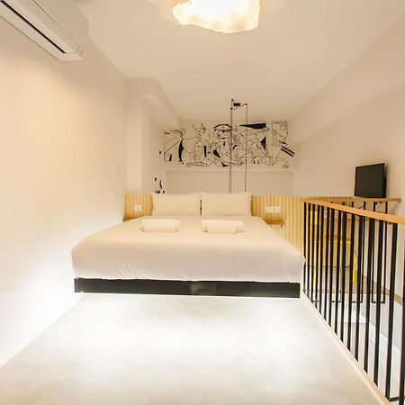 Ferienwohnung Guernica Luxury Duplex - Location, Light, And Art Madrid Exterior foto